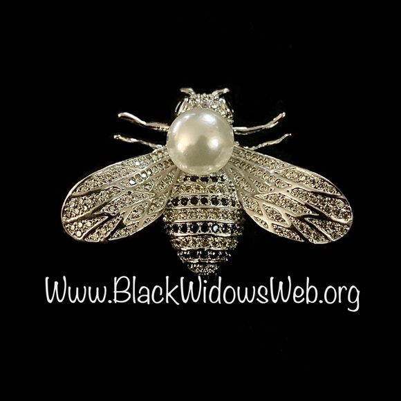 Beautiful Bee pin and pendant - Picture 2 of 3